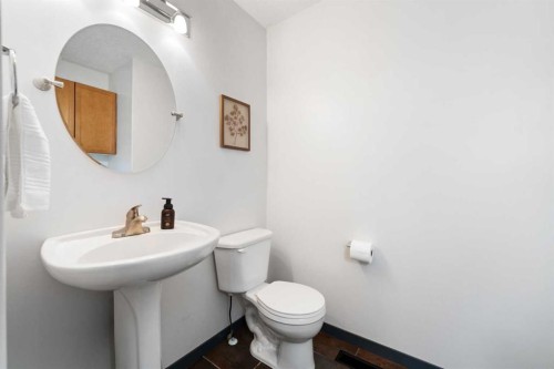 44 Cranberry Way Se, Calgary, AB - Indoor Photo Showing Bathroom