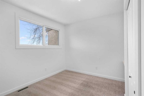 10-1055 72 Avenue Nw, Calgary, AB - Indoor Photo Showing Other Room