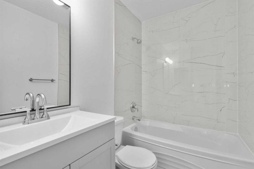 10-1055 72 Avenue Nw, Calgary, AB - Indoor Photo Showing Bathroom