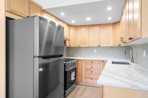 10-1055 72 Avenue Nw, Calgary, AB - Indoor Photo Showing Kitchen