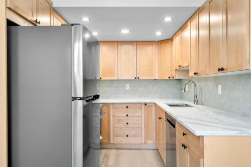 10-1055 72 Avenue Nw, Calgary, AB - Indoor Photo Showing Kitchen