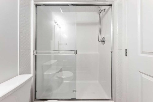 9113-403 Mackenzie Way Sw, Airdrie, AB - Indoor Photo Showing Bathroom