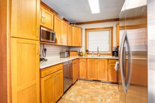 21 Midridge Green Se, Calgary, AB - Indoor Photo Showing Kitchen