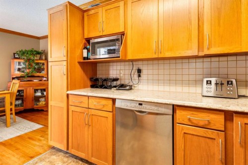 21 Midridge Green Se, Calgary, AB - Indoor Photo Showing Kitchen