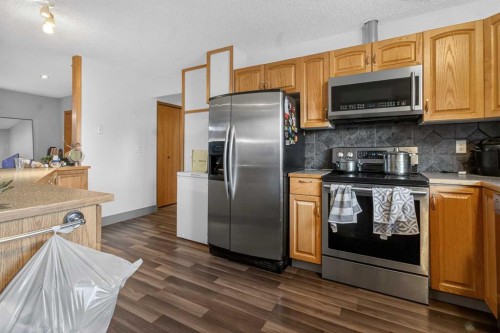 6723 23 Avenue Ne, Calgary, AB - Indoor Photo Showing Kitchen