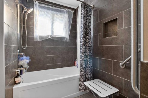 6723 23 Avenue Ne, Calgary, AB - Indoor Photo Showing Bathroom