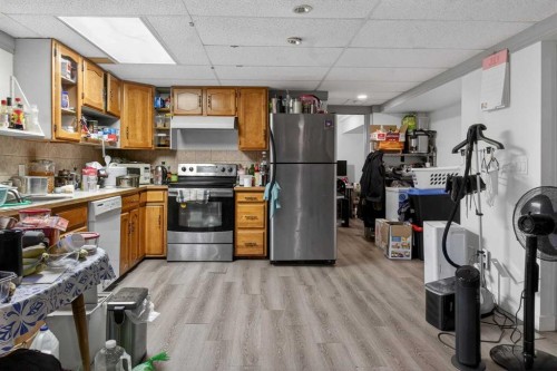 6723 23 Avenue Ne, Calgary, AB - Indoor Photo Showing Kitchen