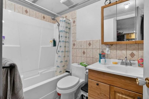 6723 23 Avenue Ne, Calgary, AB - Indoor Photo Showing Bathroom