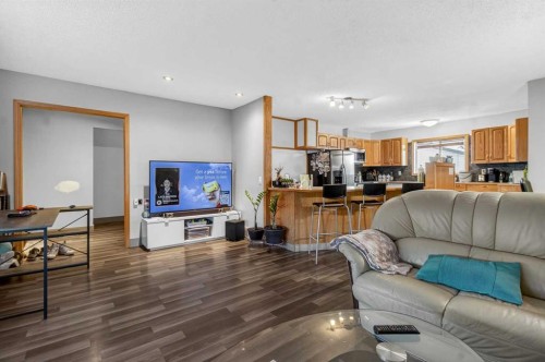 6723 23 Avenue Ne, Calgary, AB - Indoor Photo Showing Living Room