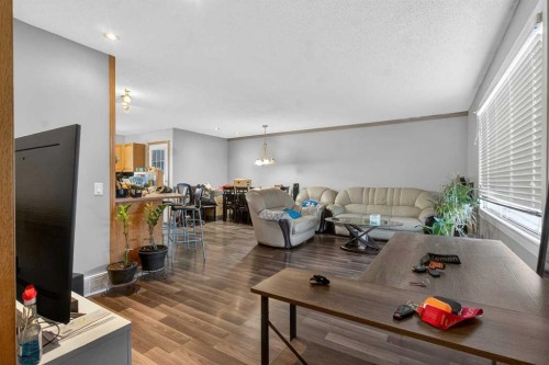 6723 23 Avenue Ne, Calgary, AB - Indoor Photo Showing Living Room