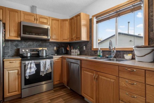 6723 23 Avenue Ne, Calgary, AB - Indoor Photo Showing Kitchen With Double Sink