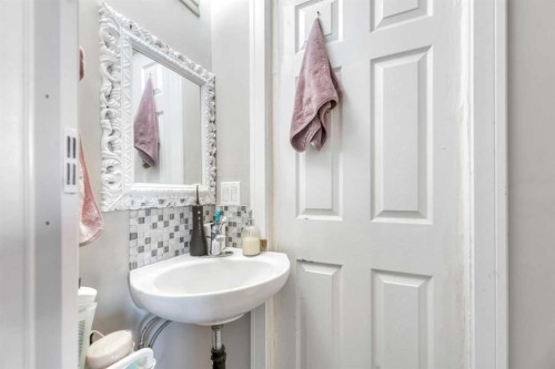 19 Castlepark Way Ne, Calgary, AB - Indoor Photo Showing Bathroom