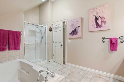 45 Somme Boulevard Sw, Calgary, AB - Indoor Photo Showing Bathroom