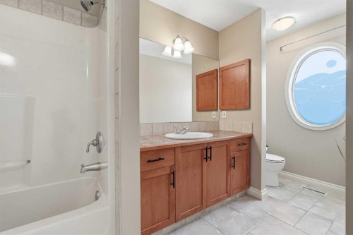 45 Somme Boulevard Sw, Calgary, AB - Indoor Photo Showing Bathroom