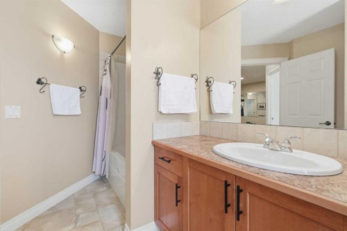 45 Somme Boulevard Sw, Calgary, AB - Indoor Photo Showing Bathroom