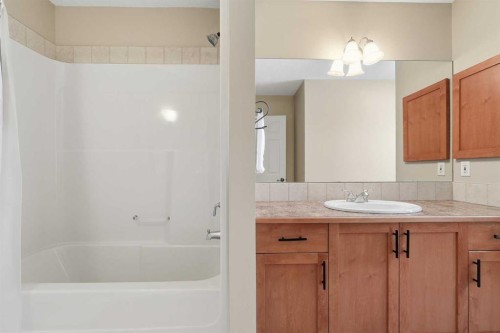 45 Somme Boulevard Sw, Calgary, AB - Indoor Photo Showing Bathroom