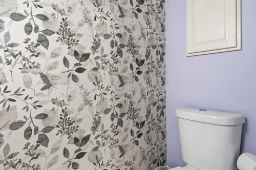 45 Somme Boulevard Sw, Calgary, AB - Indoor Photo Showing Bathroom