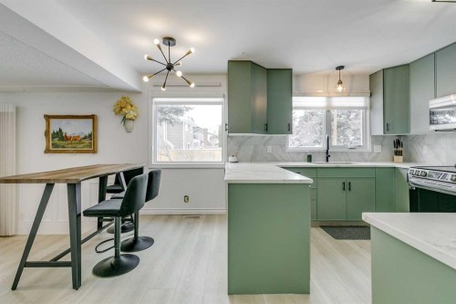 432 129 Avenue Se, Calgary, AB - Indoor Photo Showing Kitchen