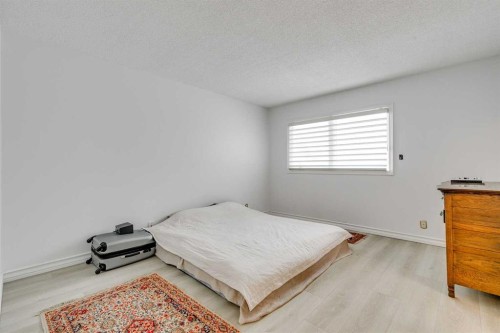 432 129 Avenue Se, Calgary, AB - Indoor Photo Showing Bedroom