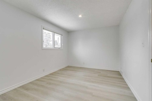 432 129 Avenue Se, Calgary, AB - Indoor Photo Showing Other Room