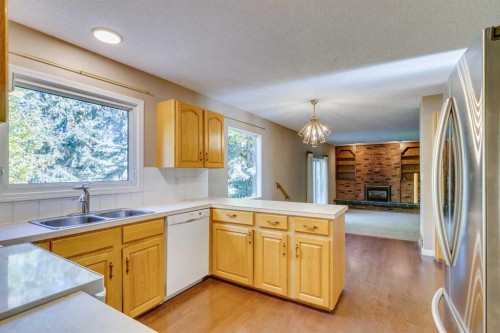 1257 Varsity Estates Road Nw, Calgary, AB - Indoor Photo Showing Kitchen With Double Sink