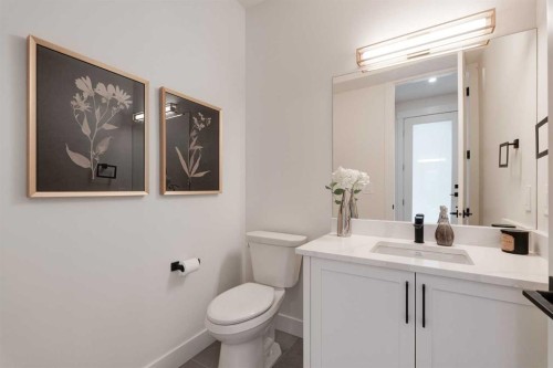 2810 35 Street Sw, Calgary, AB - Indoor Photo Showing Bathroom