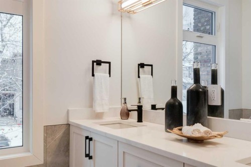 2810 35 Street Sw, Calgary, AB - Indoor Photo Showing Bathroom