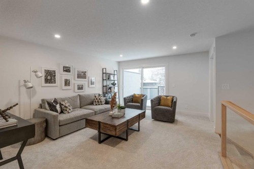 2810 35 Street Sw, Calgary, AB - Indoor Photo Showing Living Room