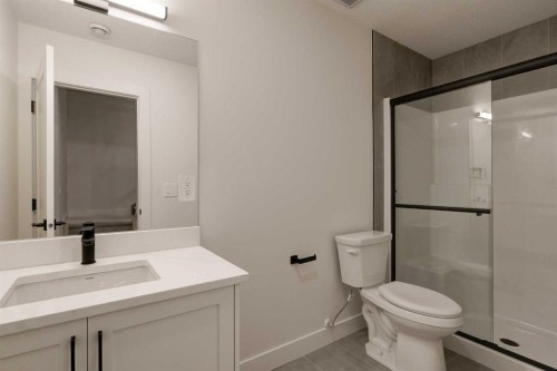 2810 35 Street Sw, Calgary, AB - Indoor Photo Showing Bathroom