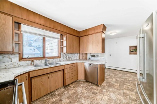 207 6A Avenue, Three Hills, AB - Indoor Photo Showing Kitchen With Double Sink