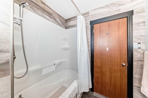 207 6A Avenue, Three Hills, AB - Indoor Photo Showing Bathroom