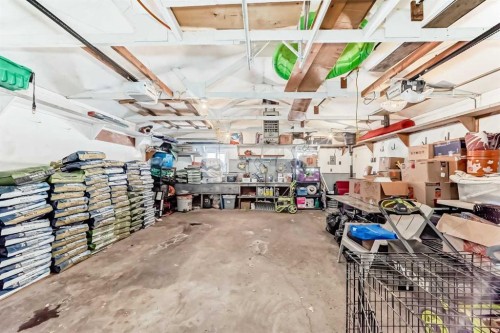 207 6A Avenue, Three Hills, AB - Indoor Photo Showing Garage