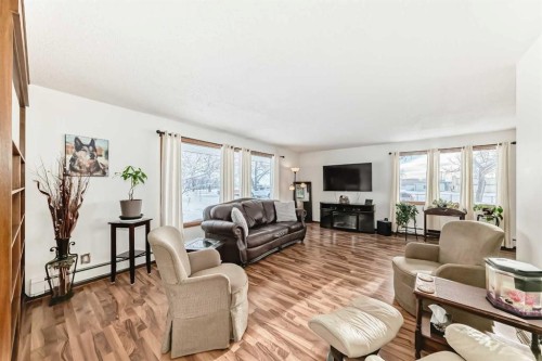207 6A Avenue, Three Hills, AB - Indoor Photo Showing Living Room