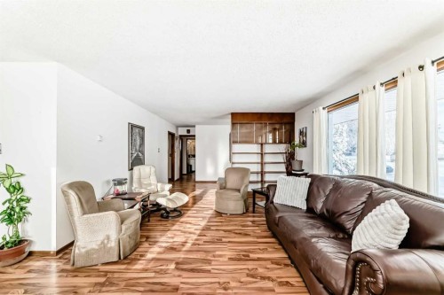 207 6A Avenue, Three Hills, AB - Indoor Photo Showing Living Room