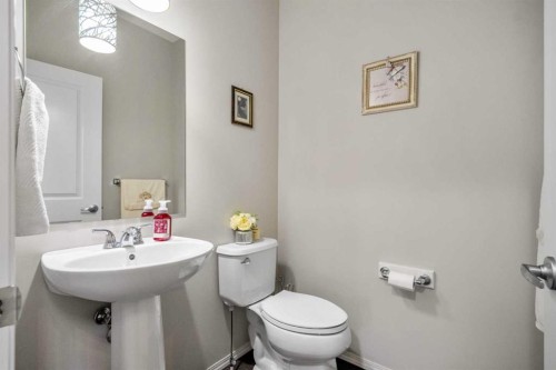 47 Nolancliff Place Nw, Calgary, AB - Indoor Photo Showing Bathroom