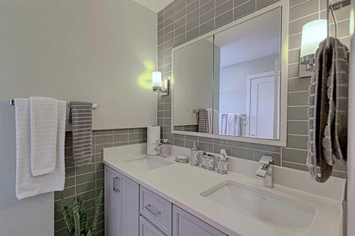 4728 Rundlehorn Drive Ne, Calgary, AB - Indoor Photo Showing Bathroom