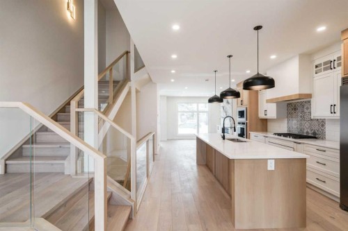 2812 35 Street Sw, Calgary, AB - Indoor Photo Showing Kitchen With Upgraded Kitchen