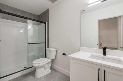 2812 35 Street Sw, Calgary, AB - Indoor Photo Showing Bathroom