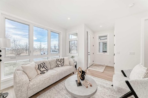 39B Moncton Road Ne, Calgary, AB - Indoor Photo Showing Living Room