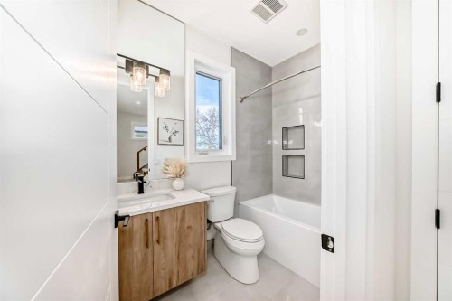 39B Moncton Road Ne, Calgary, AB - Indoor Photo Showing Bathroom