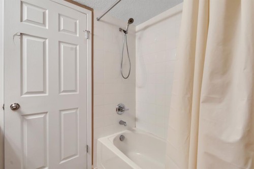 1109-505 Railway Street West, Cochrane, AB - Indoor Photo Showing Bathroom