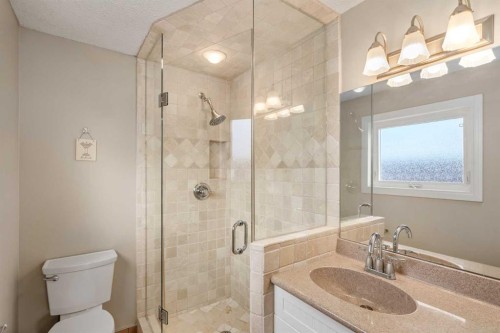 215 Edgemont Place Nw, Calgary, AB - Indoor Photo Showing Bathroom