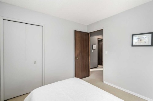 215 Edgemont Place Nw, Calgary, AB - Indoor Photo Showing Bedroom