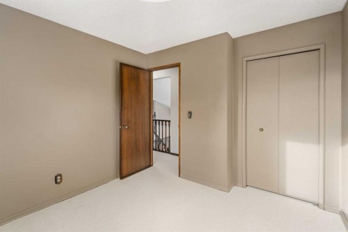 215 Edgemont Place Nw, Calgary, AB - Indoor Photo Showing Other Room