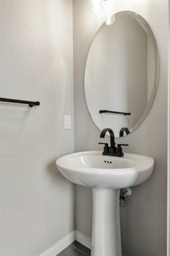 24 Copperpond Park Se, Calgary, AB - Indoor Photo Showing Bathroom