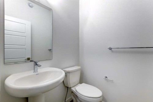 52 Magnolia Green Se, Calgary, AB - Indoor Photo Showing Bathroom
