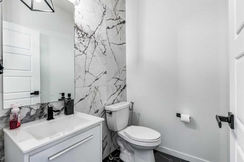 184 Rowmont Boulevard Nw, Calgary, AB - Indoor Photo Showing Bathroom