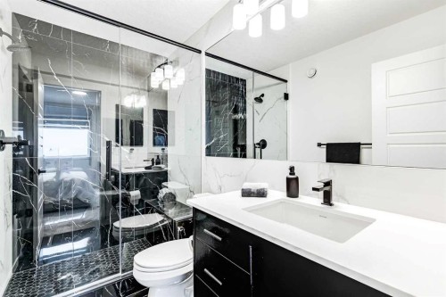 184 Rowmont Boulevard Nw, Calgary, AB - Indoor Photo Showing Bathroom