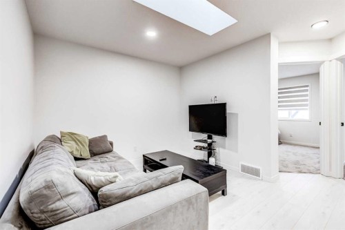 184 Rowmont Boulevard Nw, Calgary, AB - Indoor