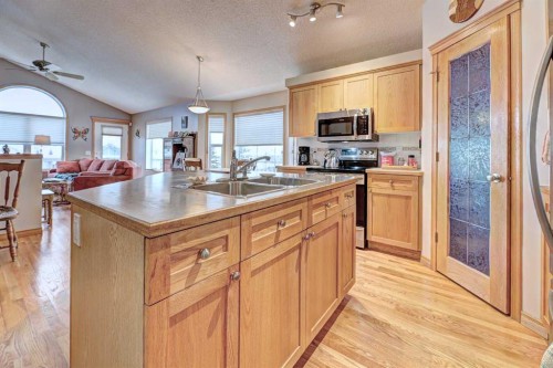 73 Cresthaven View Sw, Calgary, AB - Indoor Photo Showing Kitchen With Double Sink
